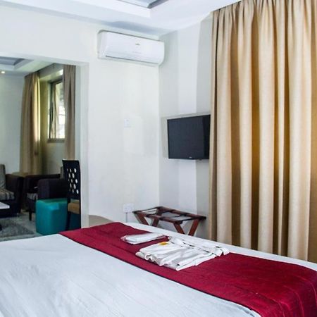 Glee Hotel Aliayabiagba Esterno foto
