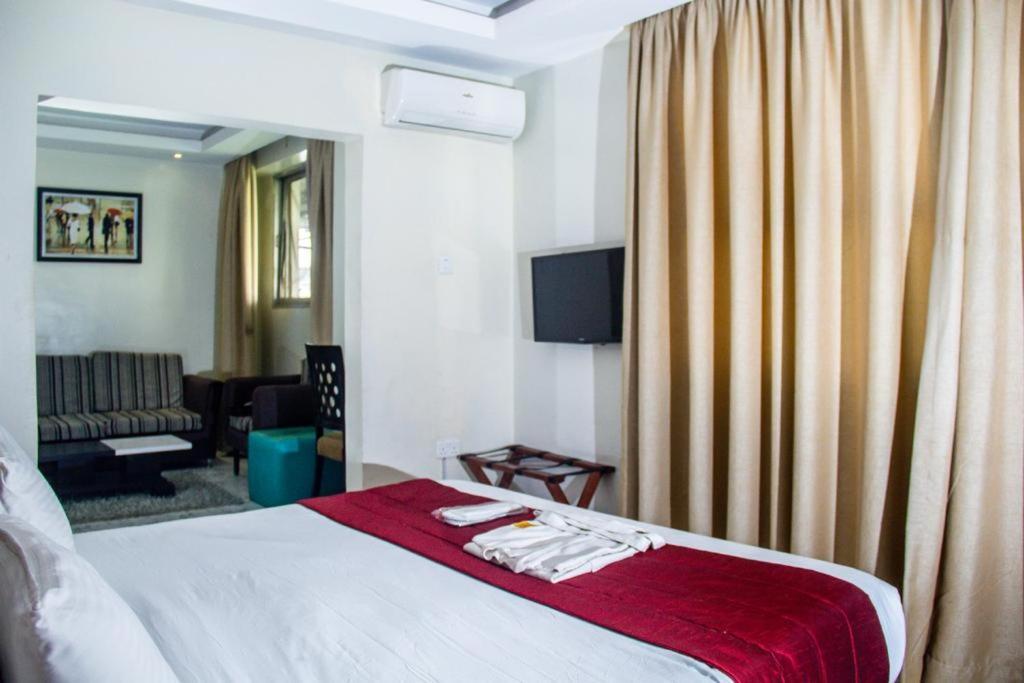 Glee Hotel Aliayabiagba Esterno foto