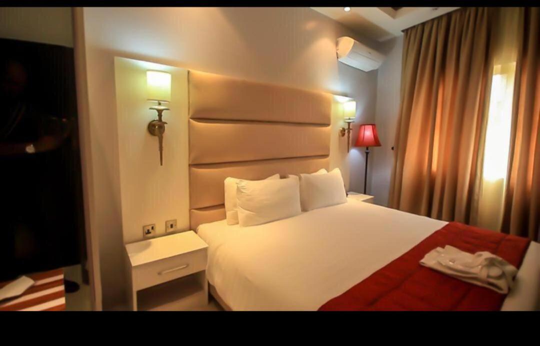Glee Hotel Aliayabiagba Esterno foto