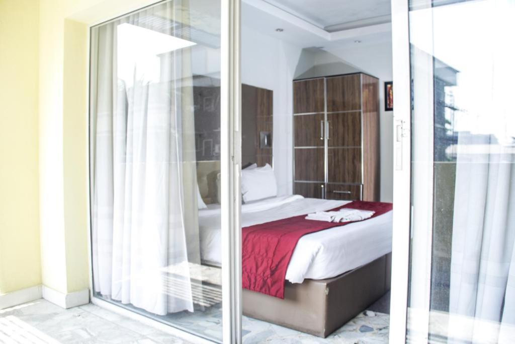 Glee Hotel Aliayabiagba Esterno foto
