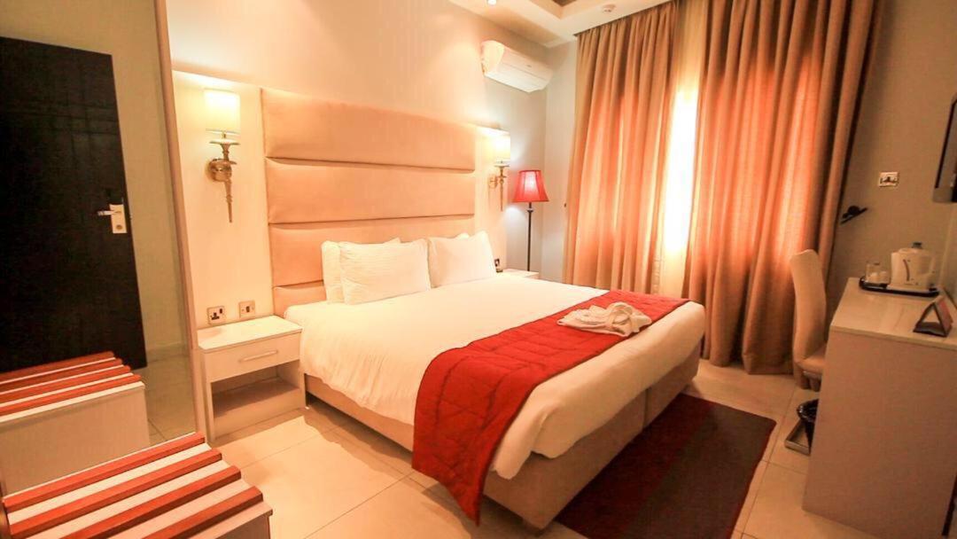 Glee Hotel Aliayabiagba Esterno foto