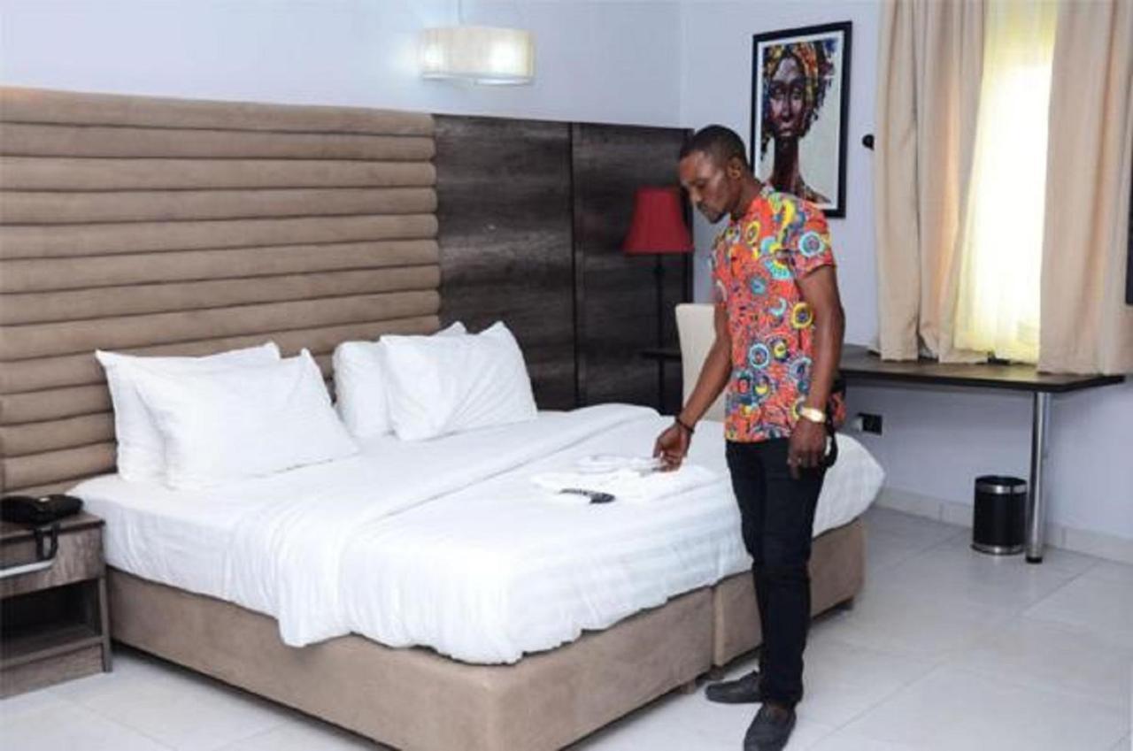 Glee Hotel Aliayabiagba Esterno foto