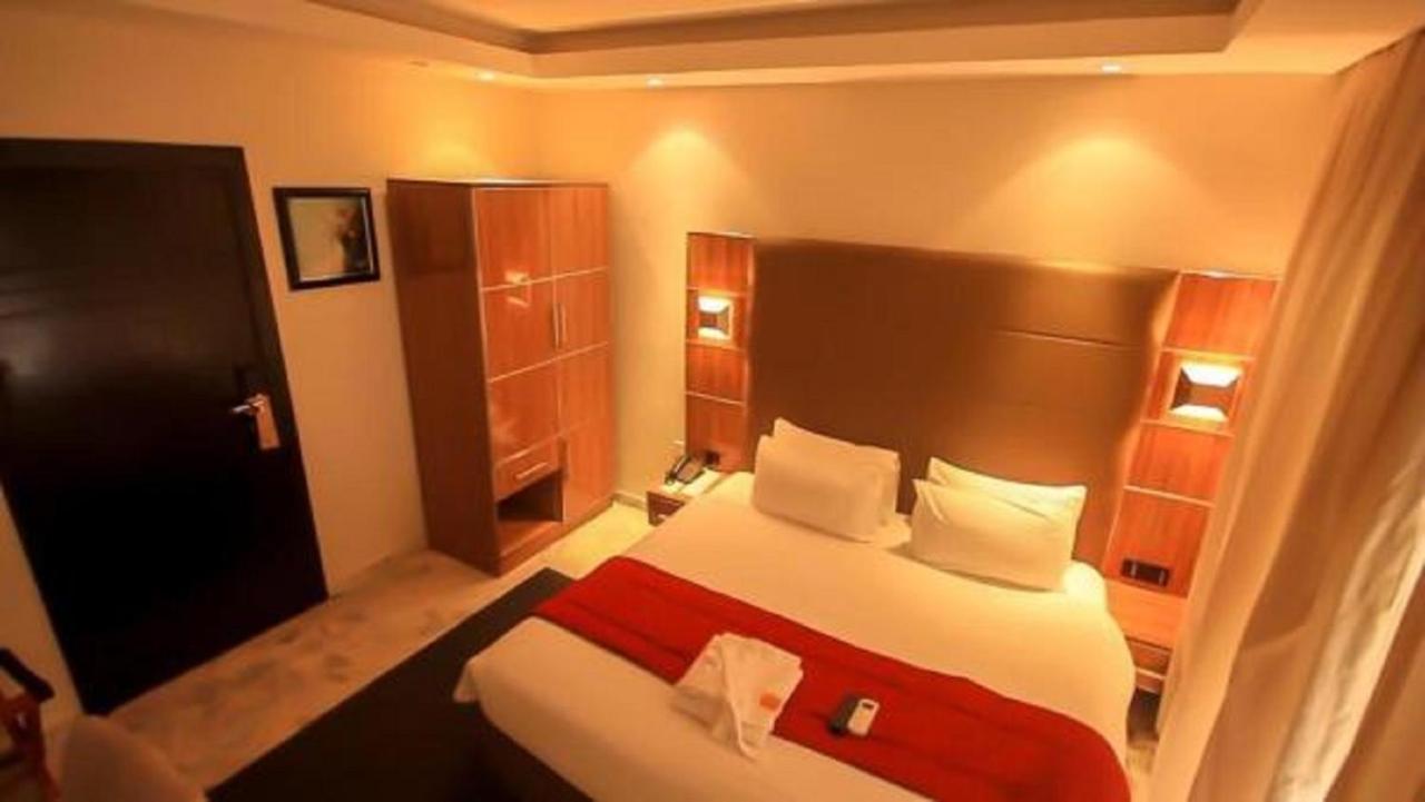 Glee Hotel Aliayabiagba Esterno foto