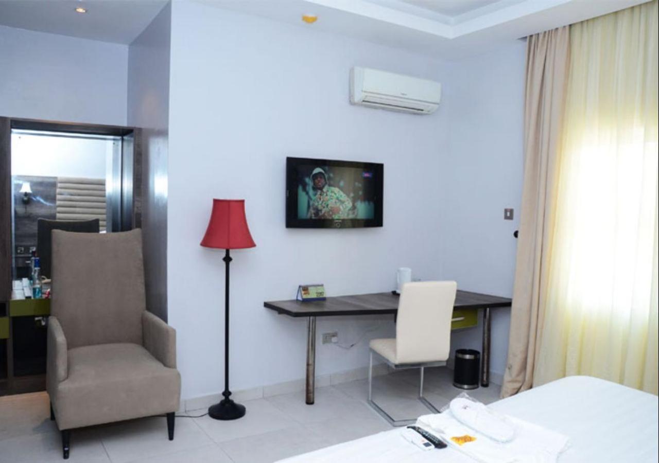 Glee Hotel Aliayabiagba Esterno foto