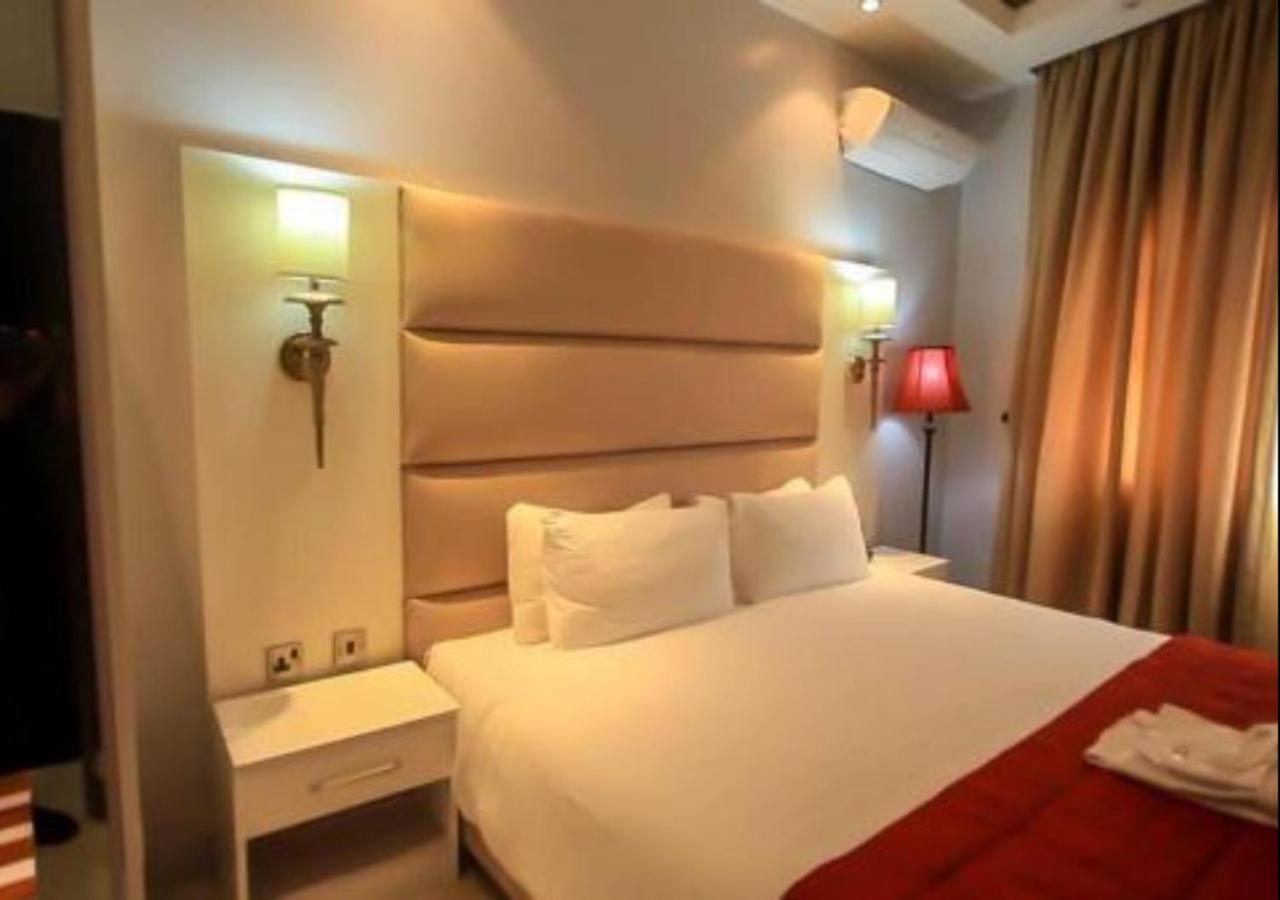 Glee Hotel Aliayabiagba Esterno foto