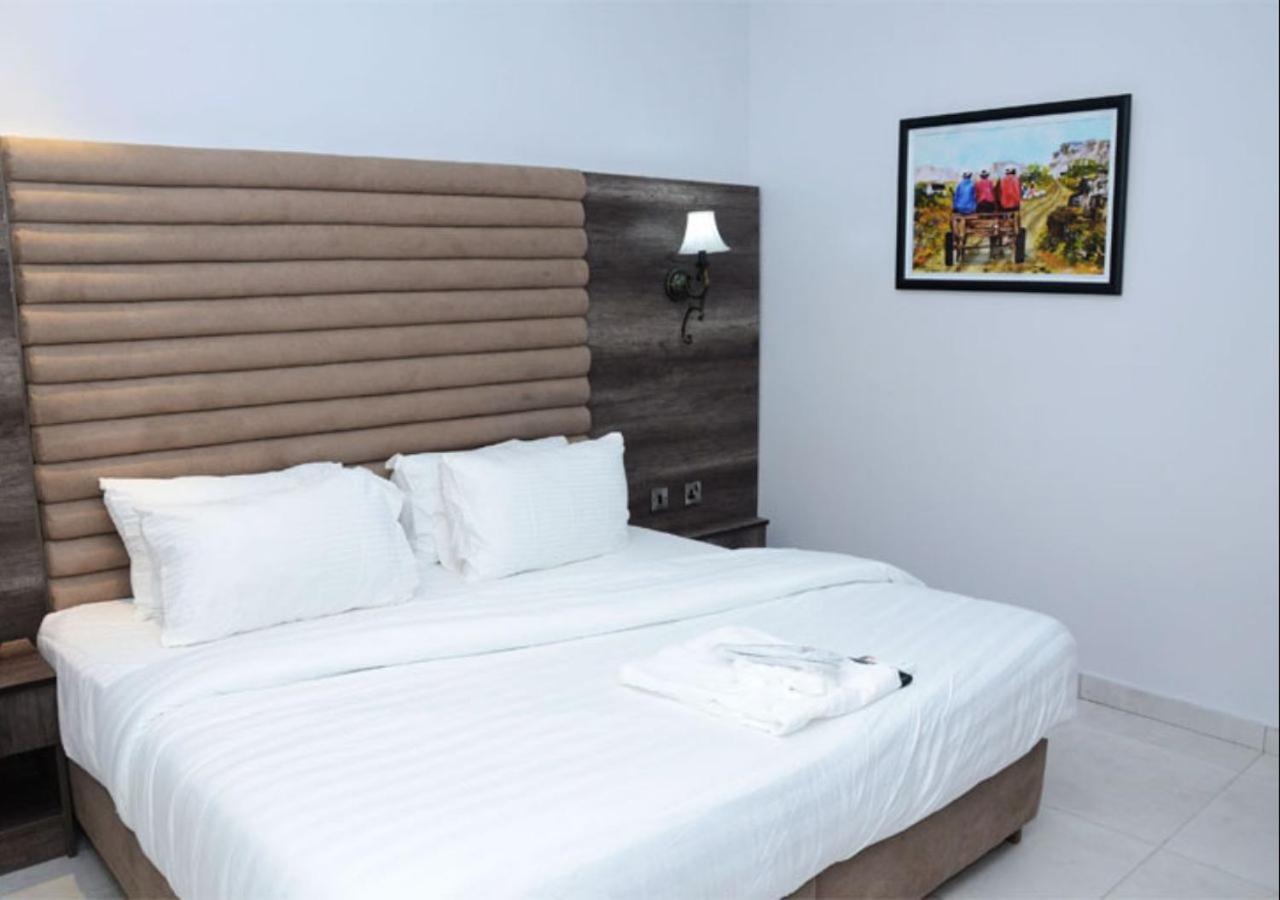 Glee Hotel Aliayabiagba Esterno foto