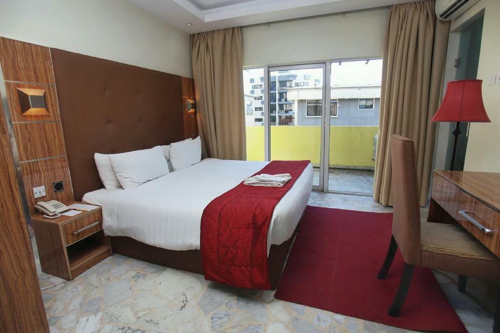 Glee Hotel Aliayabiagba Esterno foto
