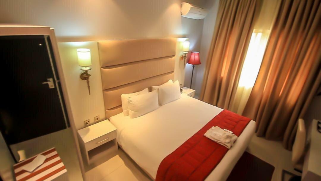 Glee Hotel Aliayabiagba Esterno foto