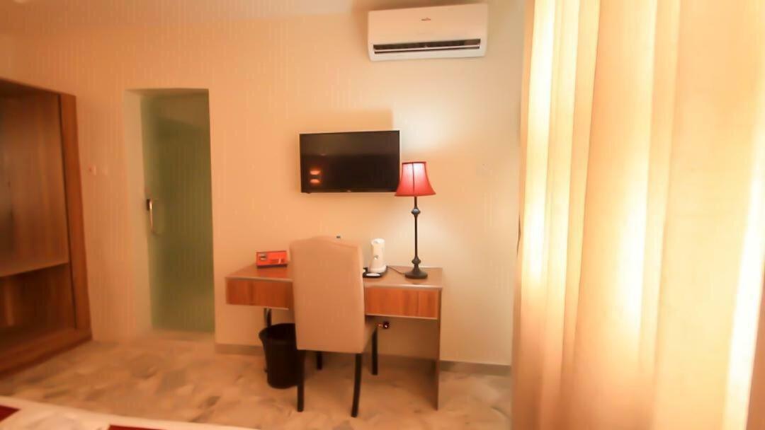 Glee Hotel Aliayabiagba Esterno foto