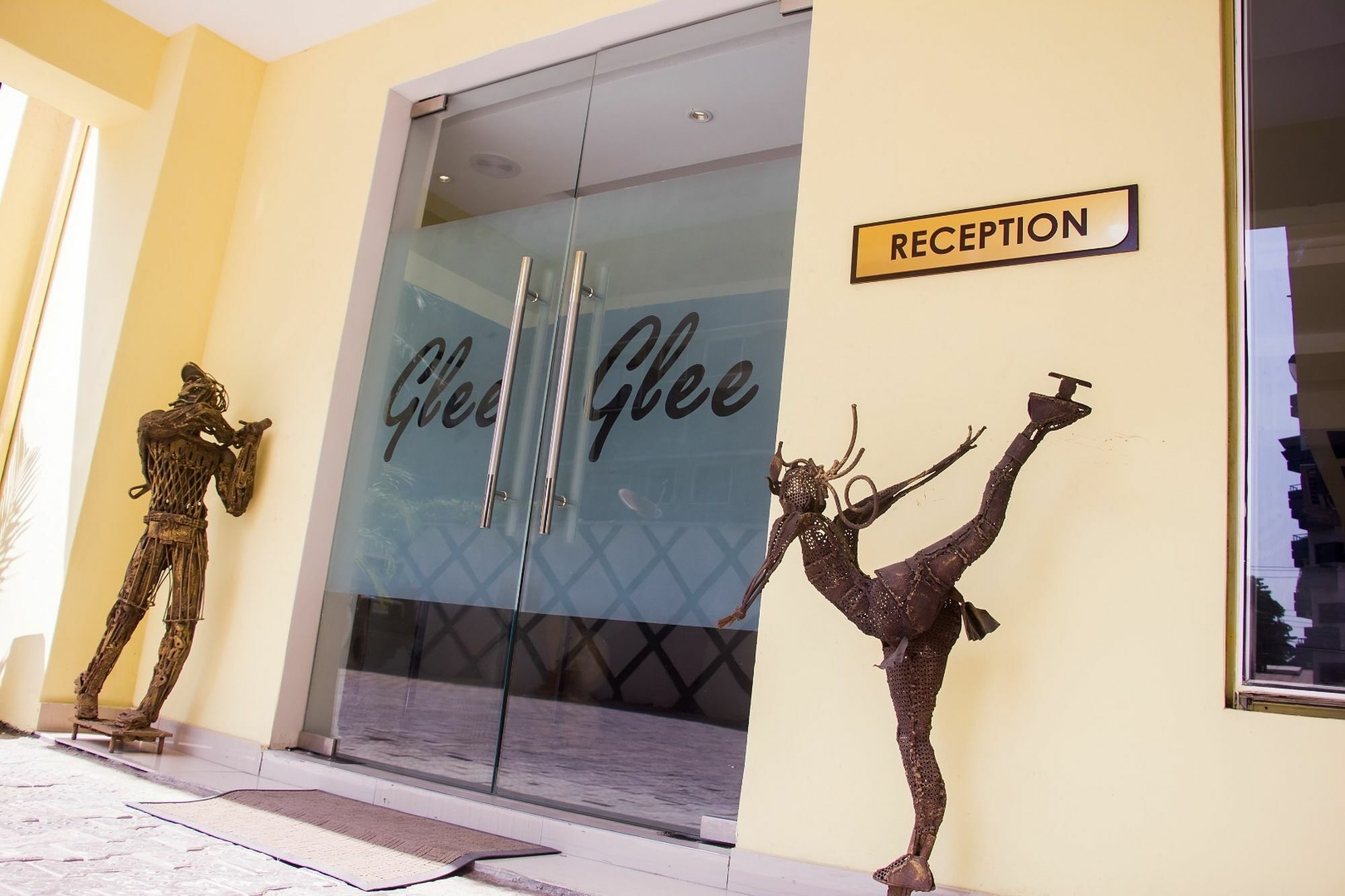 Glee Hotel Aliayabiagba Esterno foto