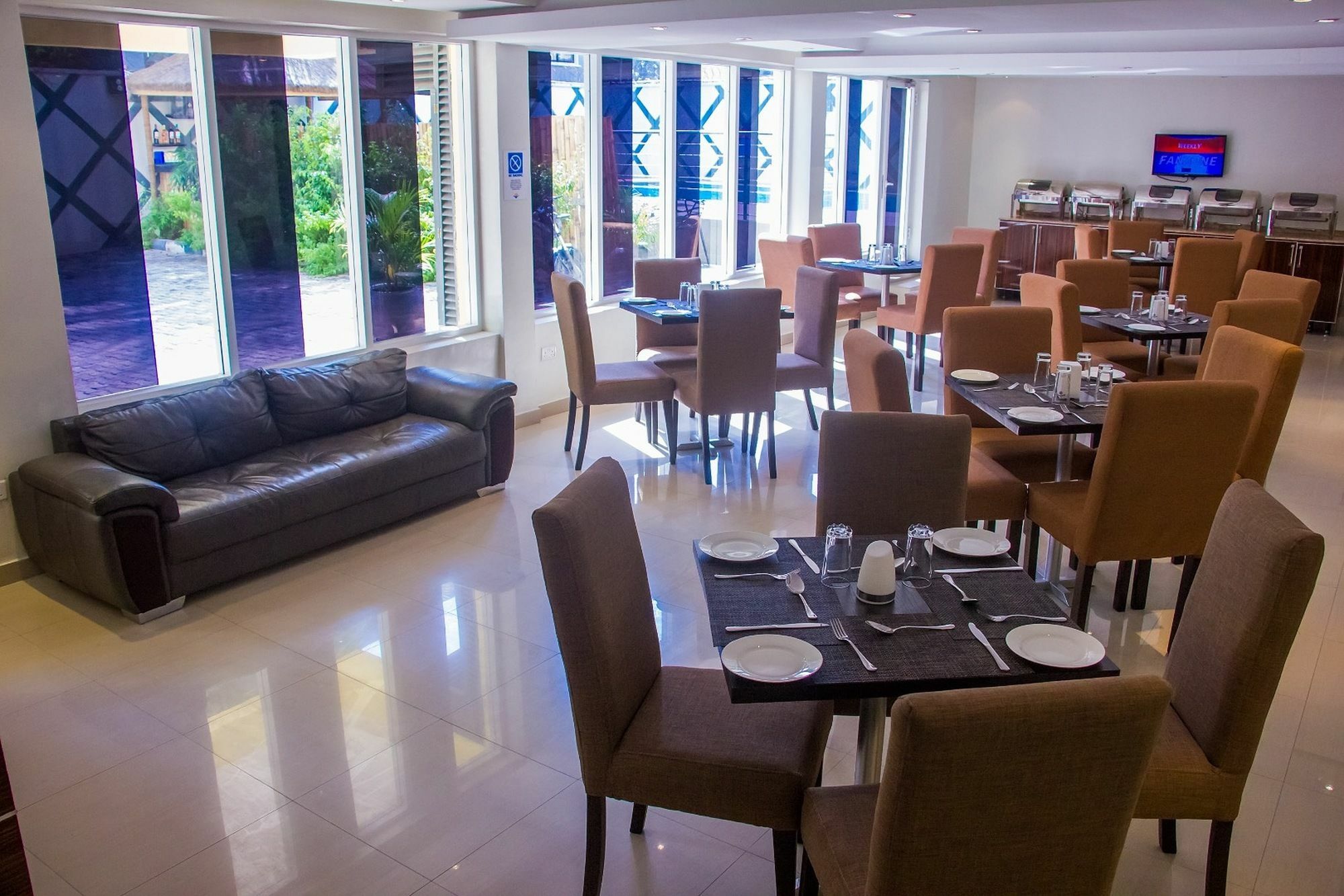 Glee Hotel Aliayabiagba Esterno foto