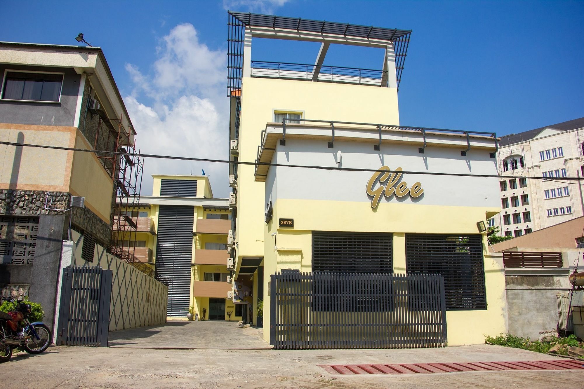 Glee Hotel Aliayabiagba Esterno foto